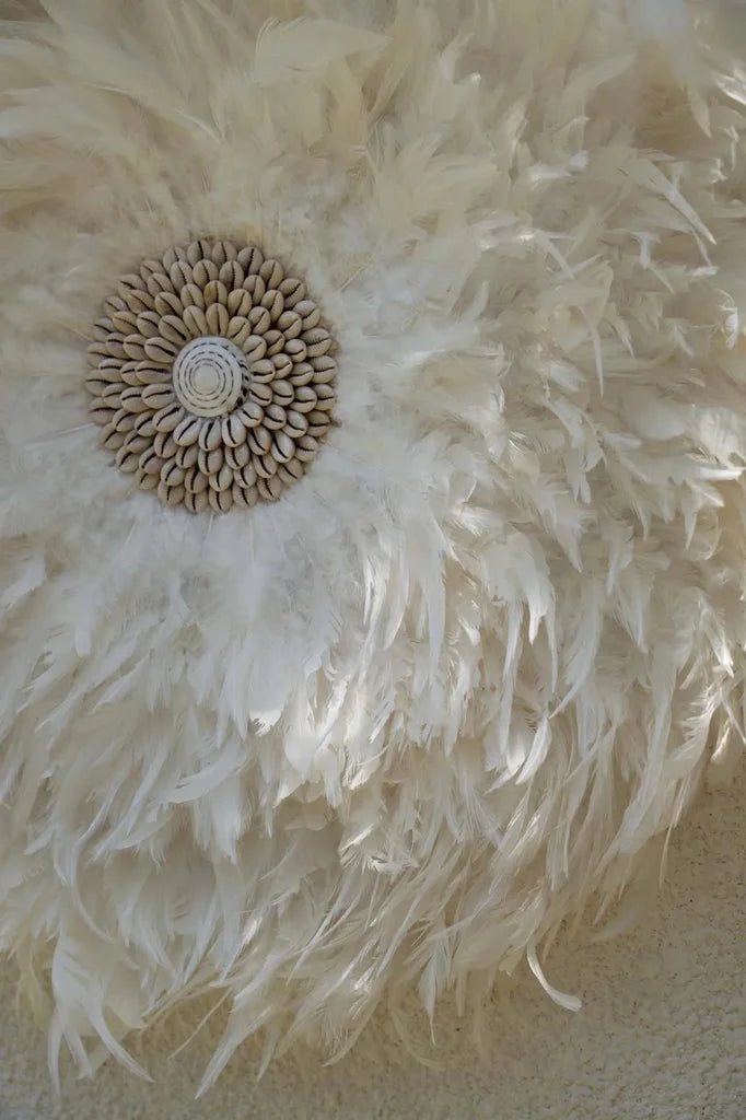 Décoration murale en plumes blanches avec centre en coquillage pour Le Juju côtier Blanc M_40