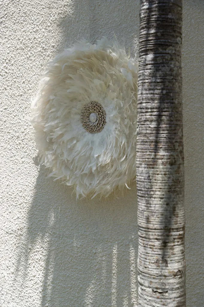 Décoration murale ronde en plumes pour Le Juju côtier Blanc M 40