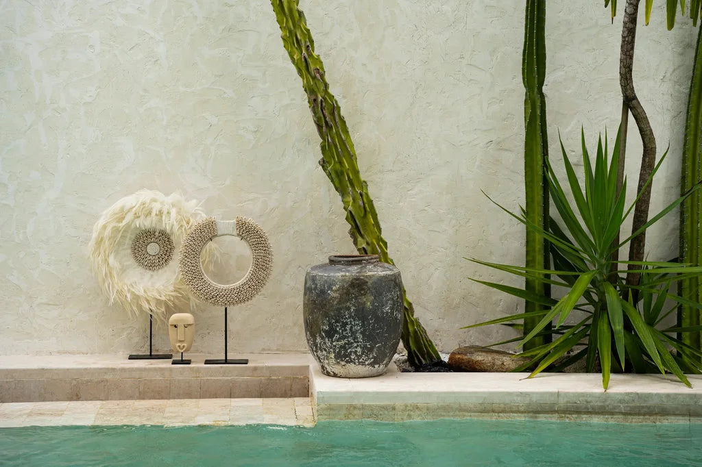Décor éclectique autour de la piscine avec le produit Le Juju côtier sur support Blanc S_40