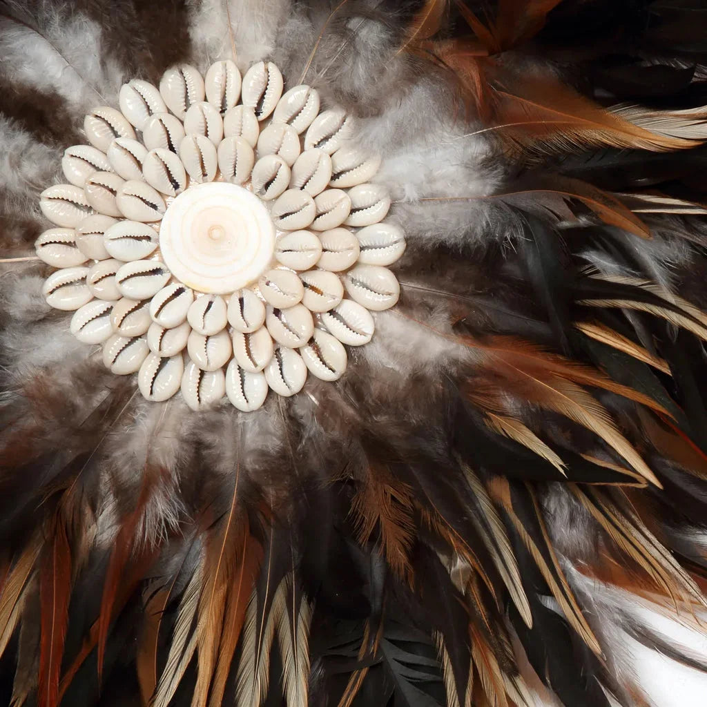 Coiffe en plumes avec embellissements de coquillages cowrie sur support Noir Marron S