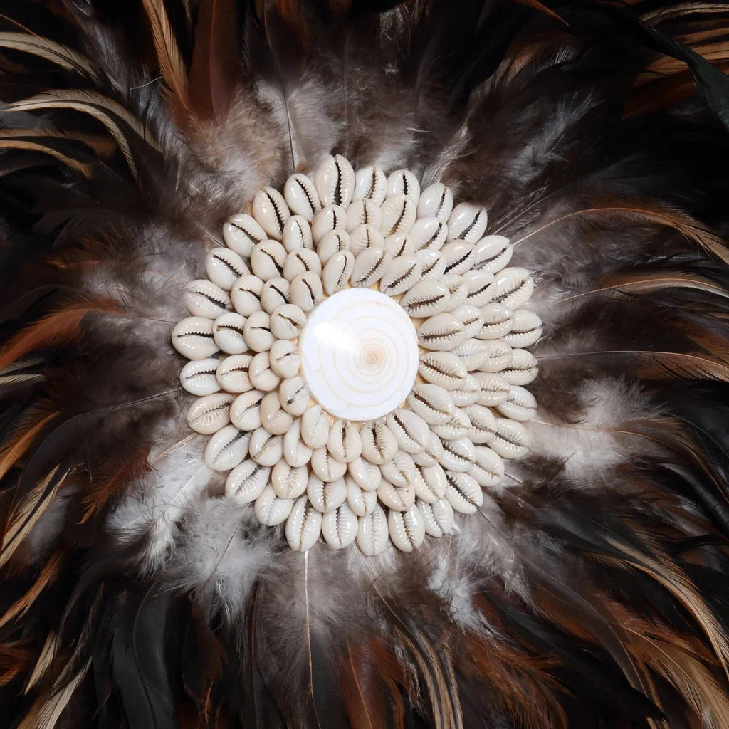 Coiffe à plumes ornée de coquillages de cowrie pour La Juju Côtière Noir Marron