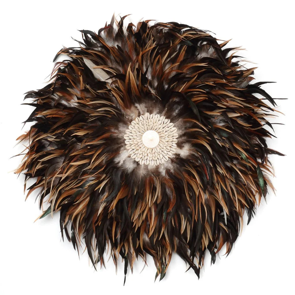 Juju Hat en plumes avec centre en coquillages cowrie pour La Juju Côtière Noir Marron