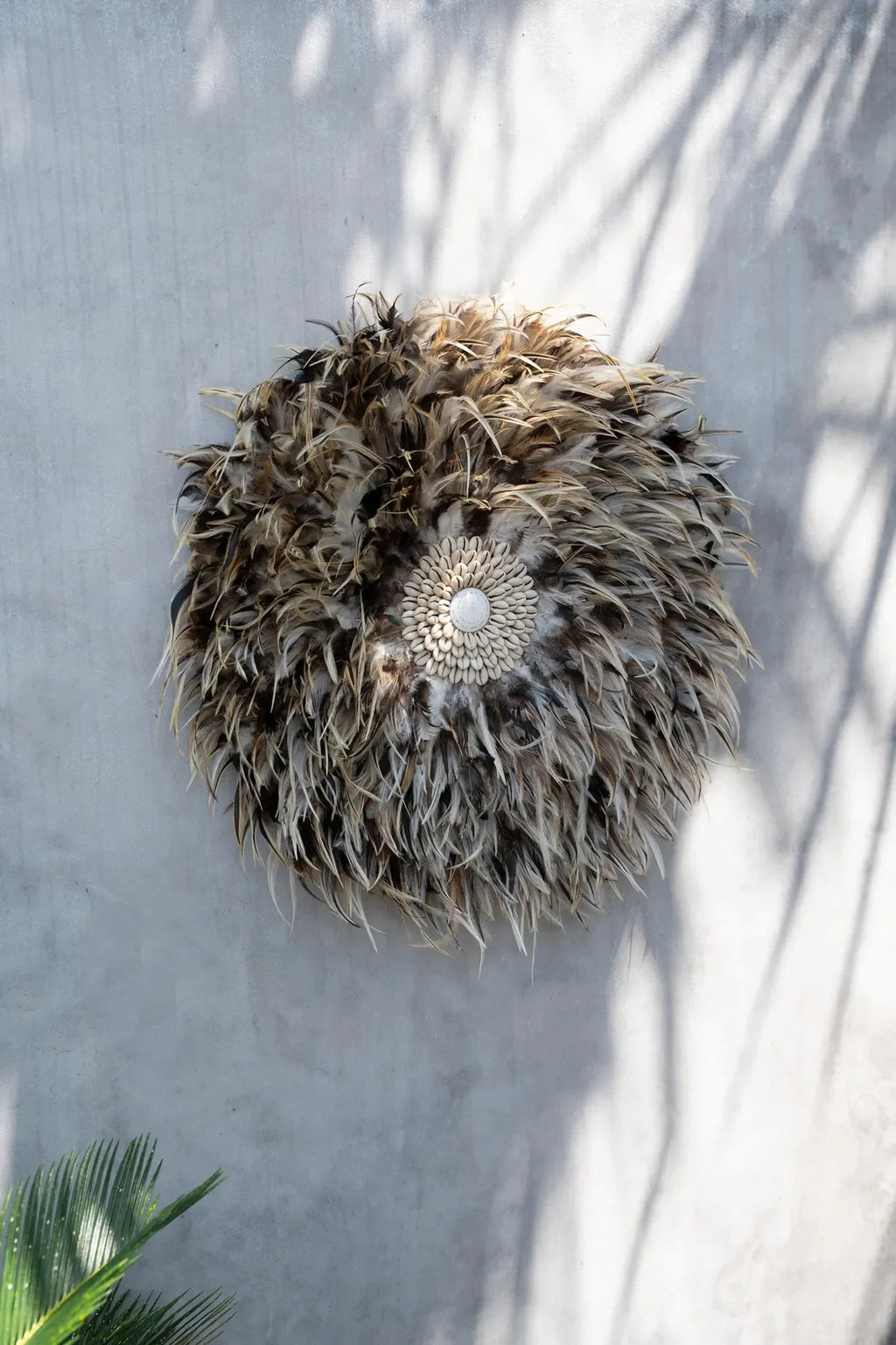 Décoration murale ronde en plumes marron beige avec coquillages au centre Ø50 cm