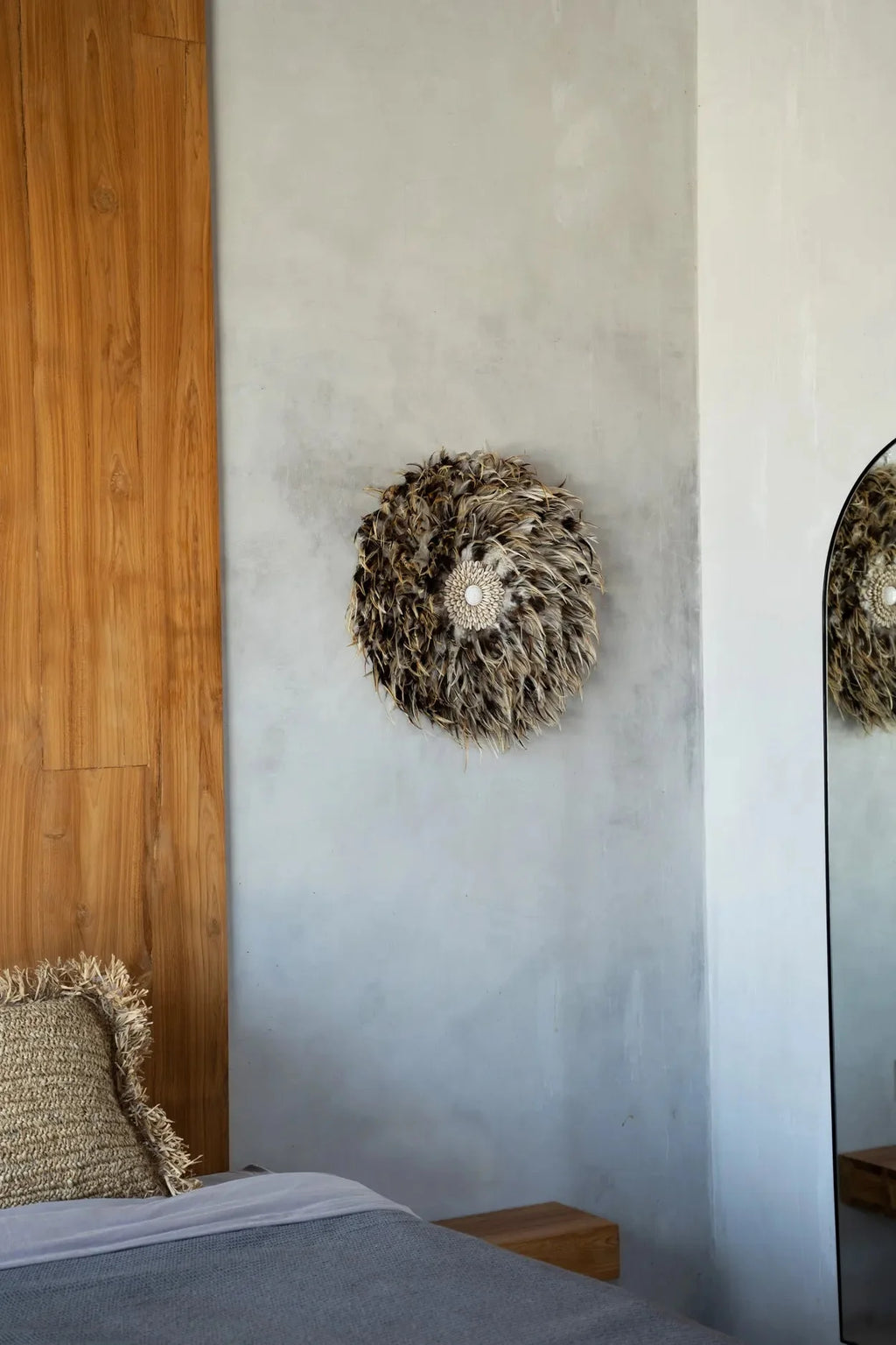 Juju hat mural rond en plumes marron beige avec coquillages, diamètre 50 cm