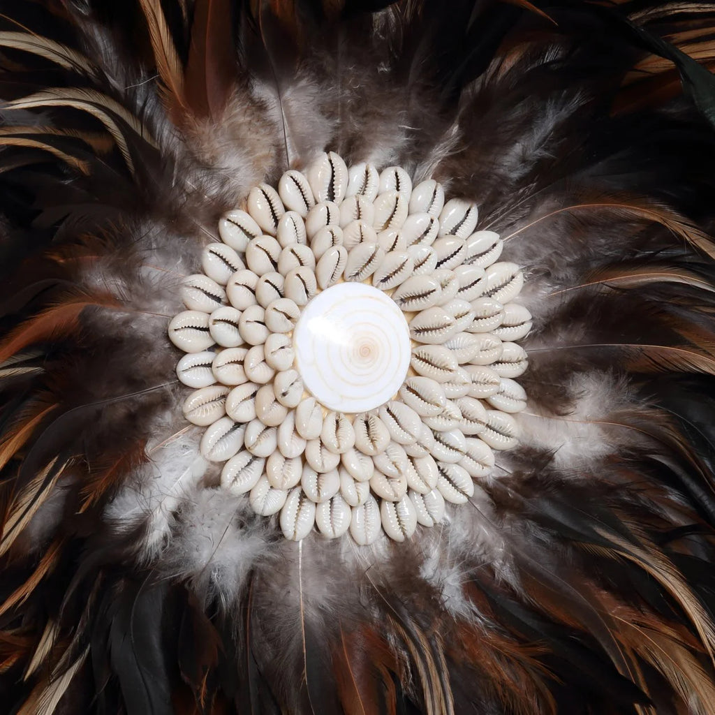 Juju hat mural rond en plumes marron coquillages avec coquilles blanches et plumes colorées