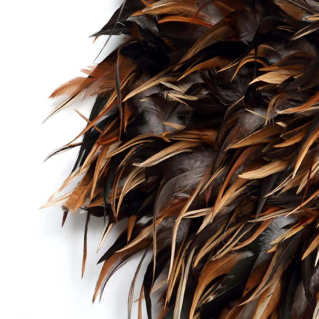 Photo d’un Juju hat mural rond en plumes marron et coquillages, 60 cm de diamètre