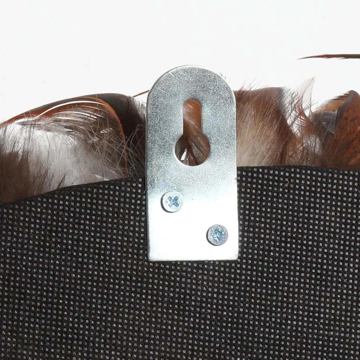 Support métallique avec deux vis fixé sur tissu en mesh foncé pour Juju hat murale