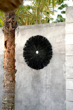 Décoration murale juju hat noire avec centre blanc, diamètre 50 cm en raphia