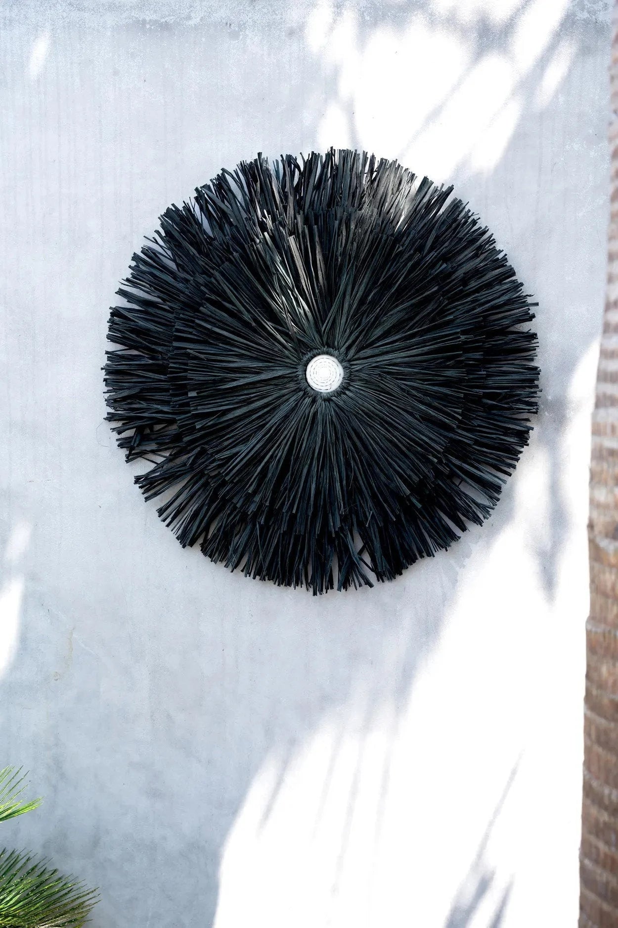 Décoration murale en raphia noir avec centre blanc, Juju hat rond de 50 cm