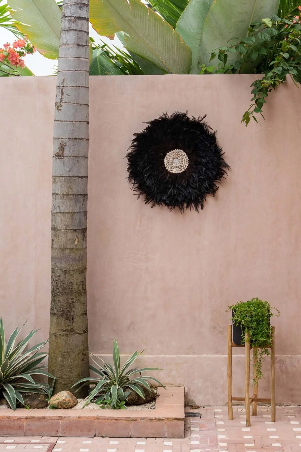 Juju hat rond en plumes noires et coquillages