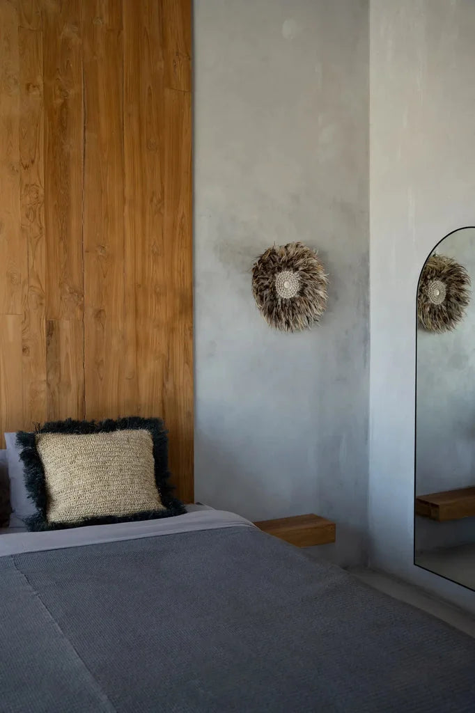 Photo de la chambre avec tête de lit en bois dans le mural Juju en plumes et coquillages gris brun