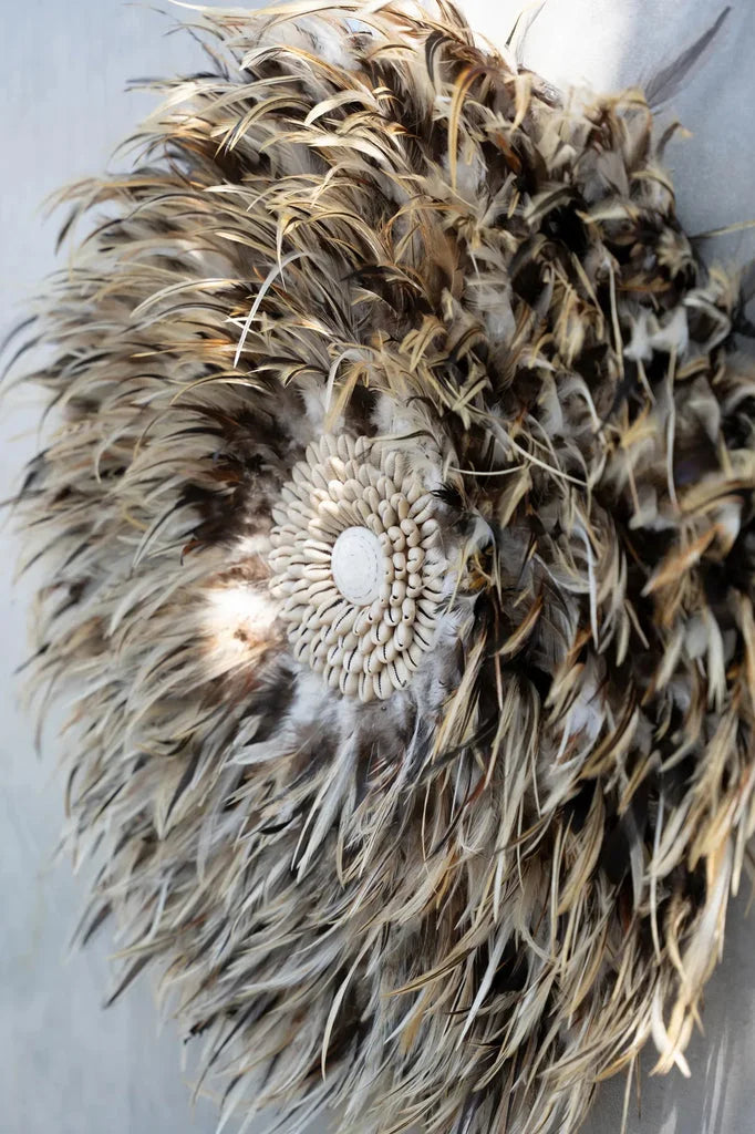 Décoration murale en plumes et coquillages dans les tons gris brun Ø60