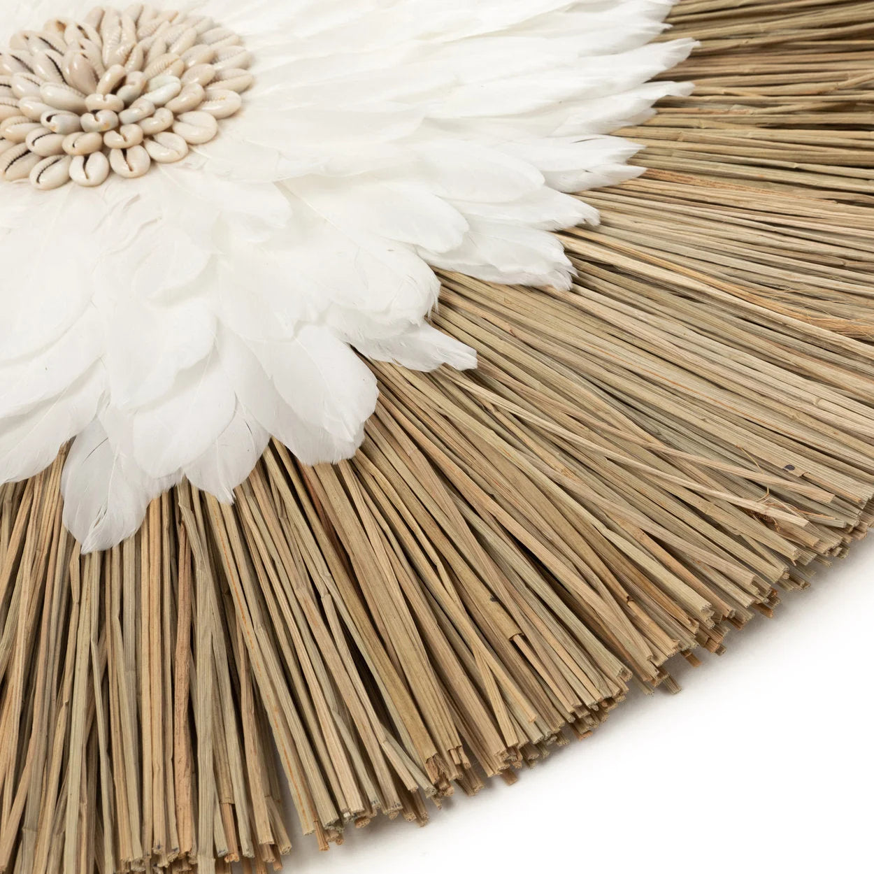 Centre de table rond Juju en plumes blanches, raphia naturel et coquillages beiges