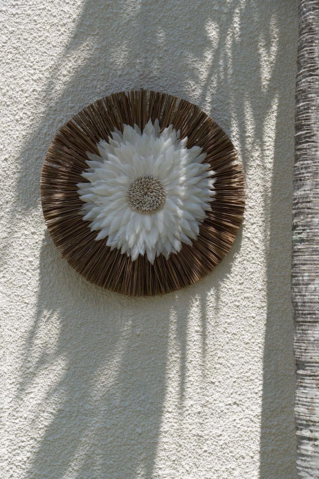 Mural rond Juju en plumes blanches, raphia naturel et coquillages