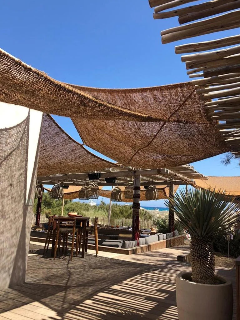 Coin repas extérieur avec canopy en osier pour L’abat-jour triangulaire Coco Shade Naturel 350x350