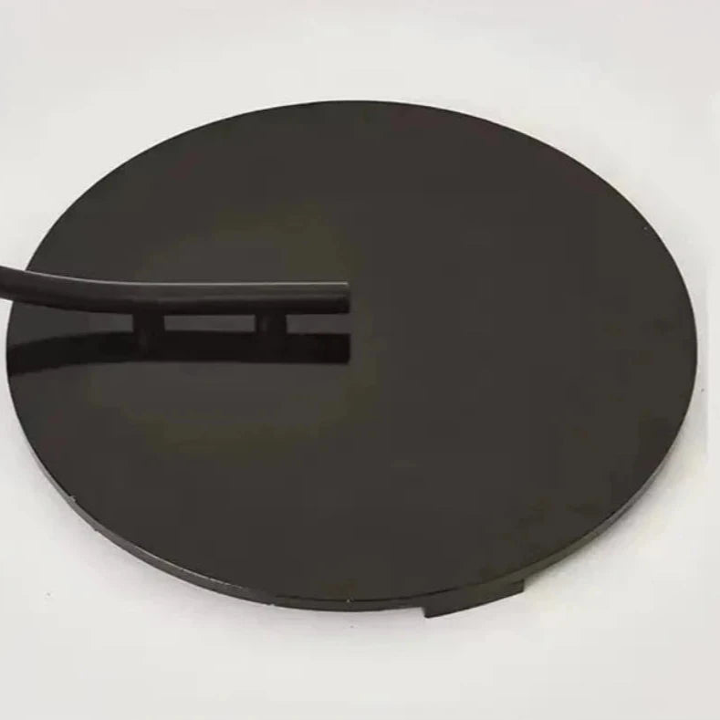 Lampadaire moderne avec base en métal et abat-jour en rotin