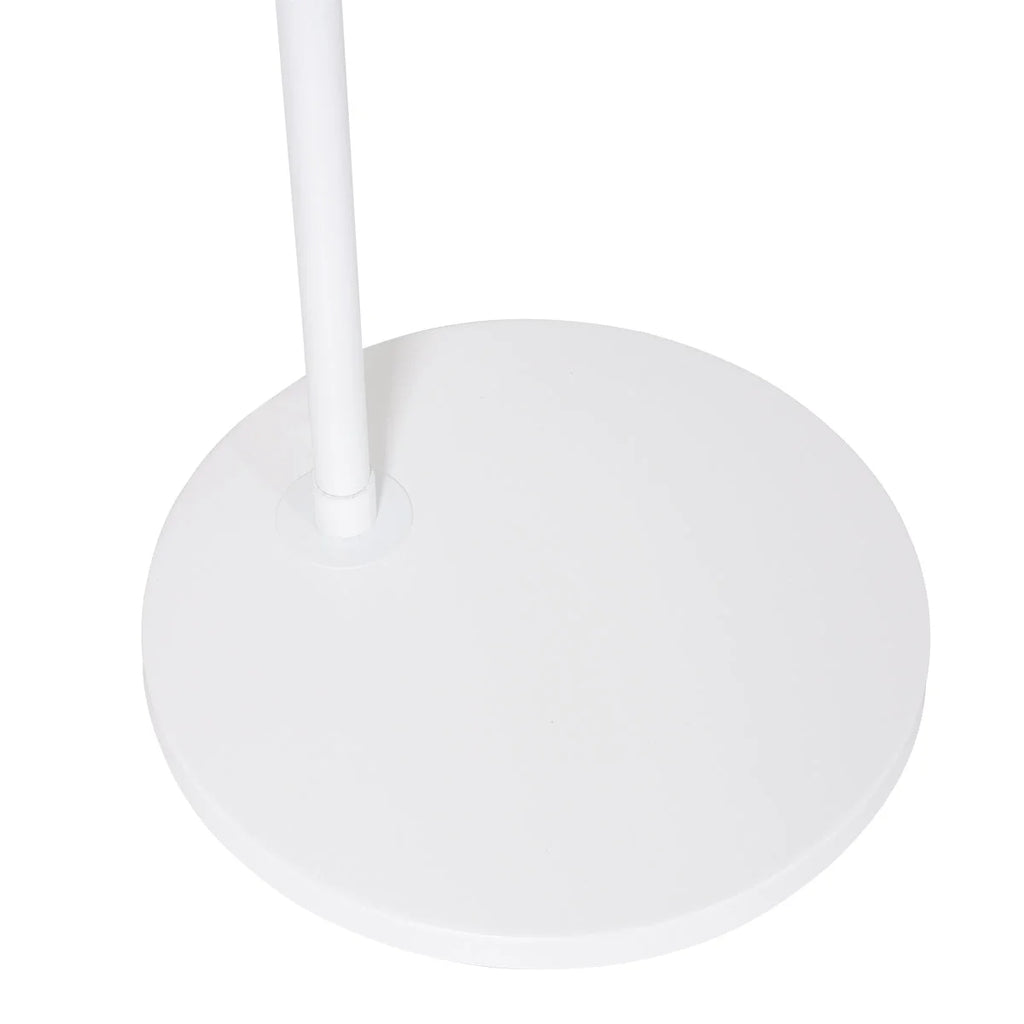 Base circulaire blanche d’un lampadaire arc en fibres naturelles ajourées blanc et paille, H180 cm