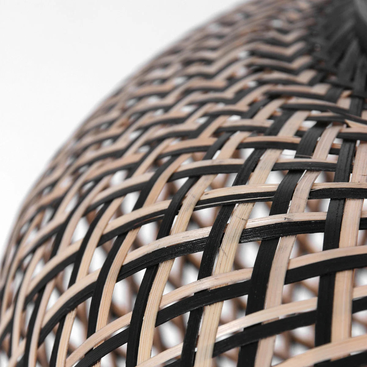 Abat-jour rond en bambou tissé avec bandes claires et foncées pour Lampadaire arc métal noir bronze