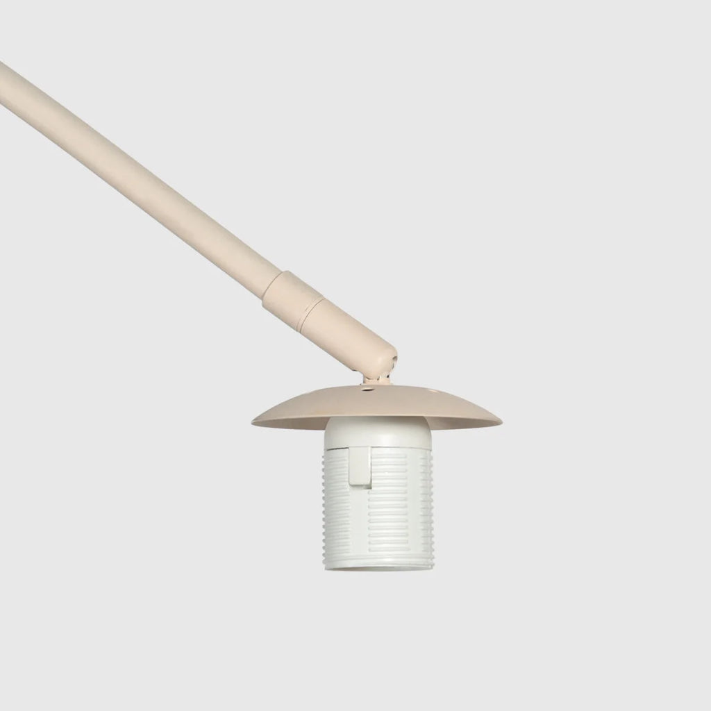 Lampe de sol beige en métal avec abat-jour en rotin tressé H240 cm