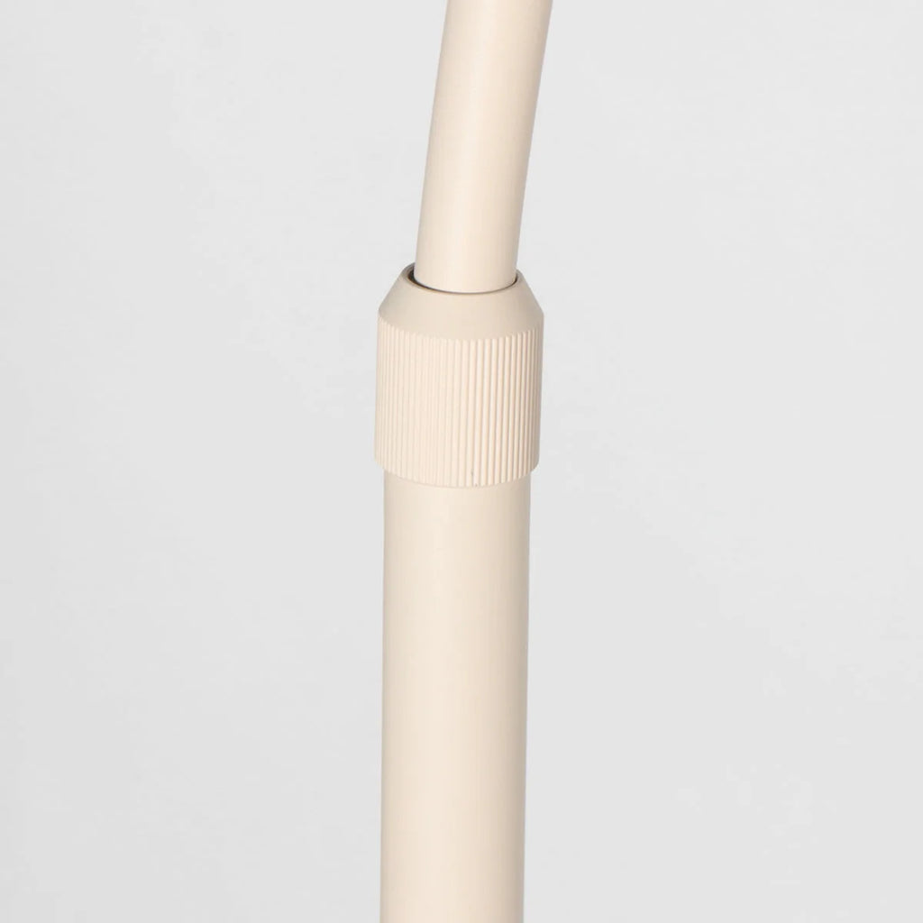 Lampadaire arc en métal crème avec abat-jour rotin tressé et pôle ajustable
