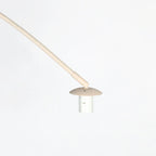 Ampoule beige en forme de champignon sur le lampadaire arc en métal crème avec abat-jour rotin