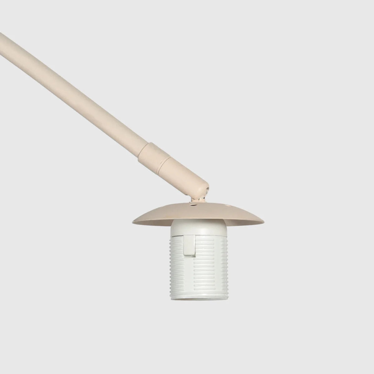 Lampe arc en rotin tressé crème avec abat-jour rond et bras ajustable H240 cm