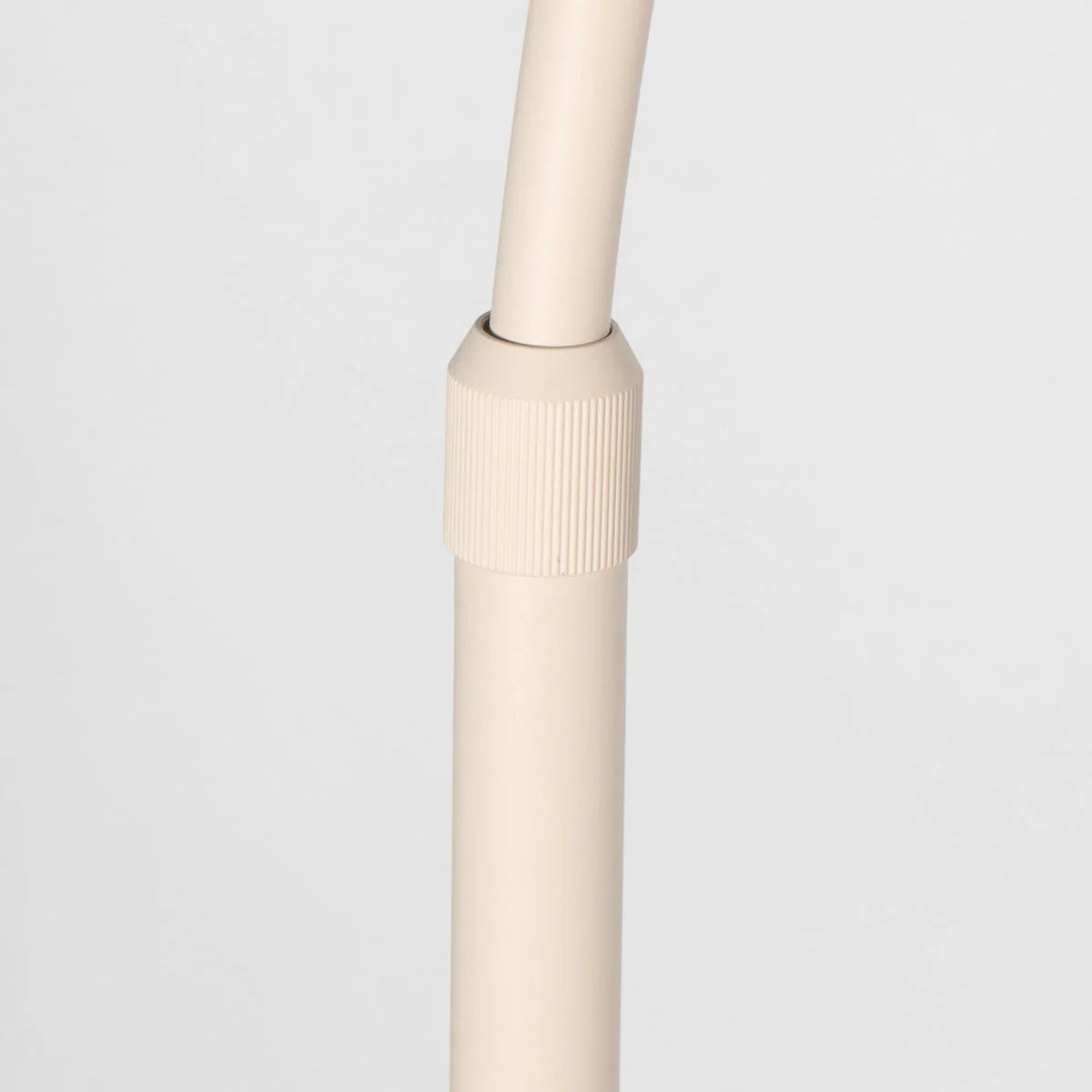 Poteau ajustable beige du lampadaire arc en rotin tressé crème avec abat-jour rond