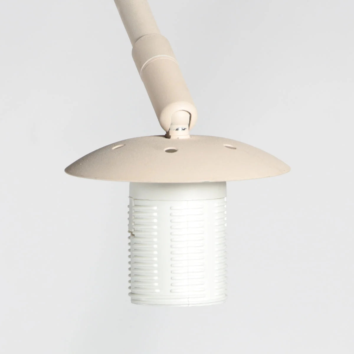 Lampadaire arc en rotin tressé crème avec abat-jour rond et lampe réglable