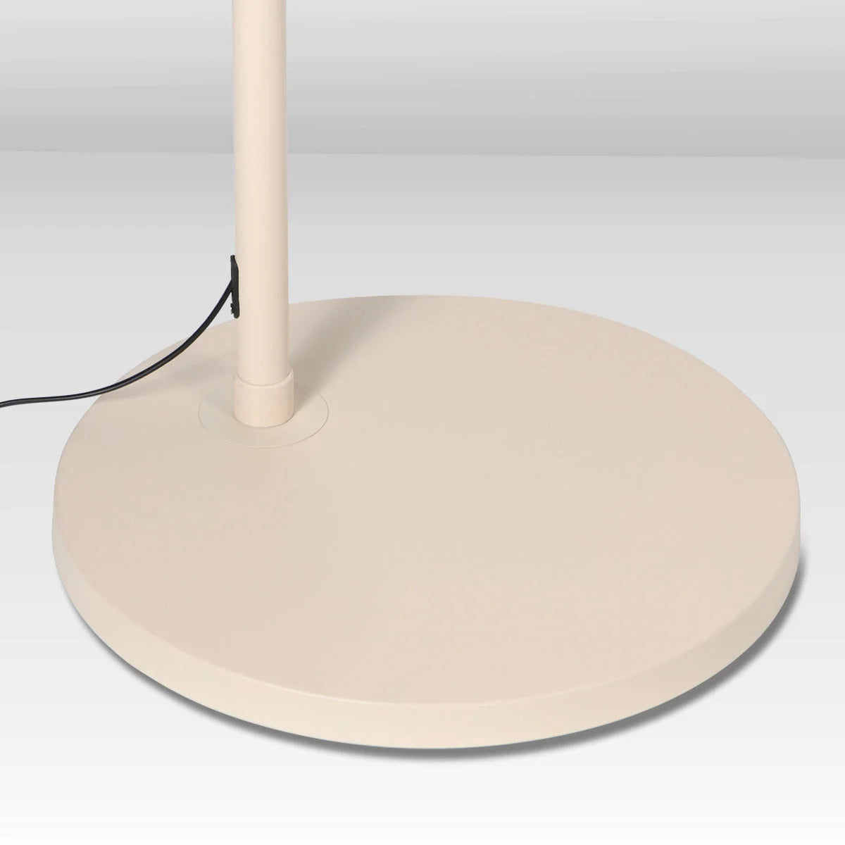 Base de lampe ronde beige en rotin tressé pour lampadaire arc H240 cm