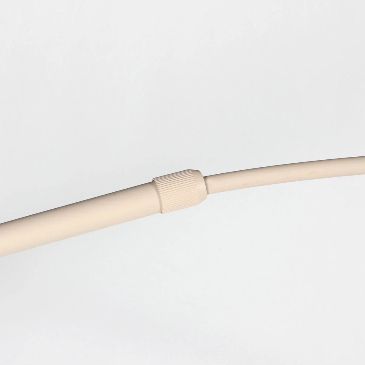 Tube flexible beige avec connecteur pour lampadaire en rotin tressé crème H240 cm