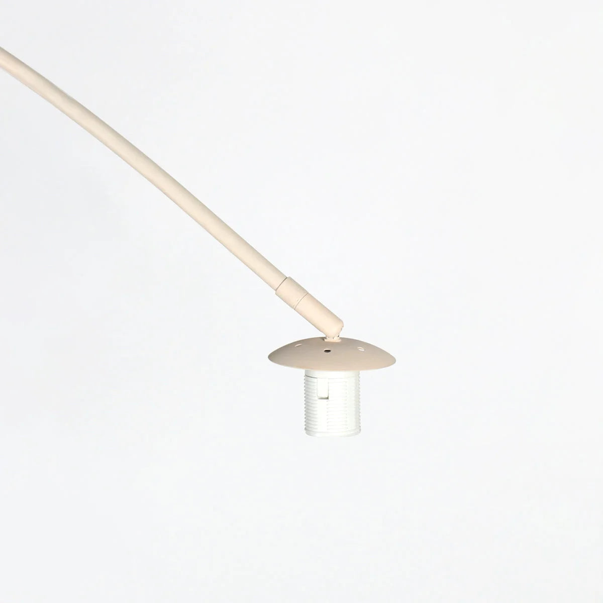 Lampe arc en rotin tressé crème avec abat-jour rond et forme champignon beige