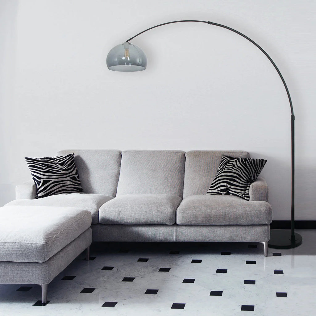 Canapé d’angle gris clair avec deux coussins en imprimé zèbre, style moderne