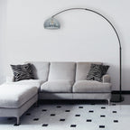 Canapé d’angle gris clair avec deux coussins en imprimé zèbre, style moderne