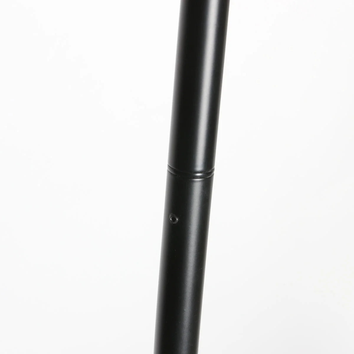 Lampe arc en métal noir avec poteau en métal et abat-jour rotin naturel haute de 193 cm