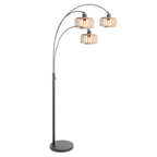 Lampadaire arqué en métal noir avec abat-jours en bois clair et trois bras arqués