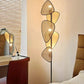 lampadaire avec abat jour en rotin dans une chambre moderne