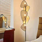lampadaire avec abat jour en rotin dans une chambre moderne