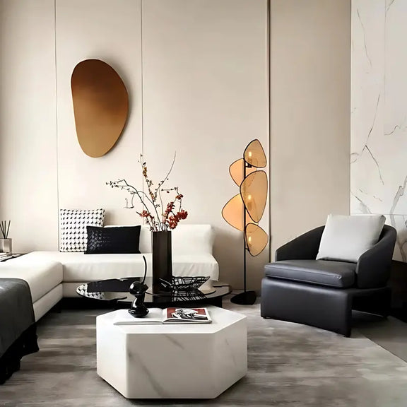 lampadaire avec abat jour en rotin éclairant un salon moderne