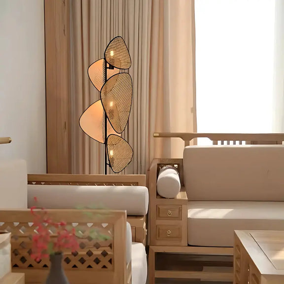 lampadaire avec abat jour en rotin éclairant un salon moderne