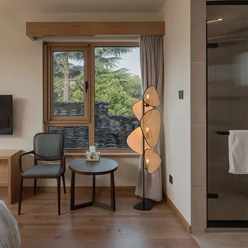 lampadaire en rotin avec pied noir, design contemporain