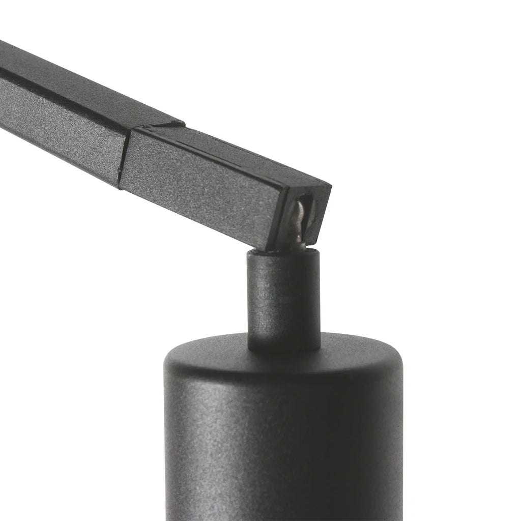 Base en métal noir mat d’une lampe de bureau minimaliste moderne