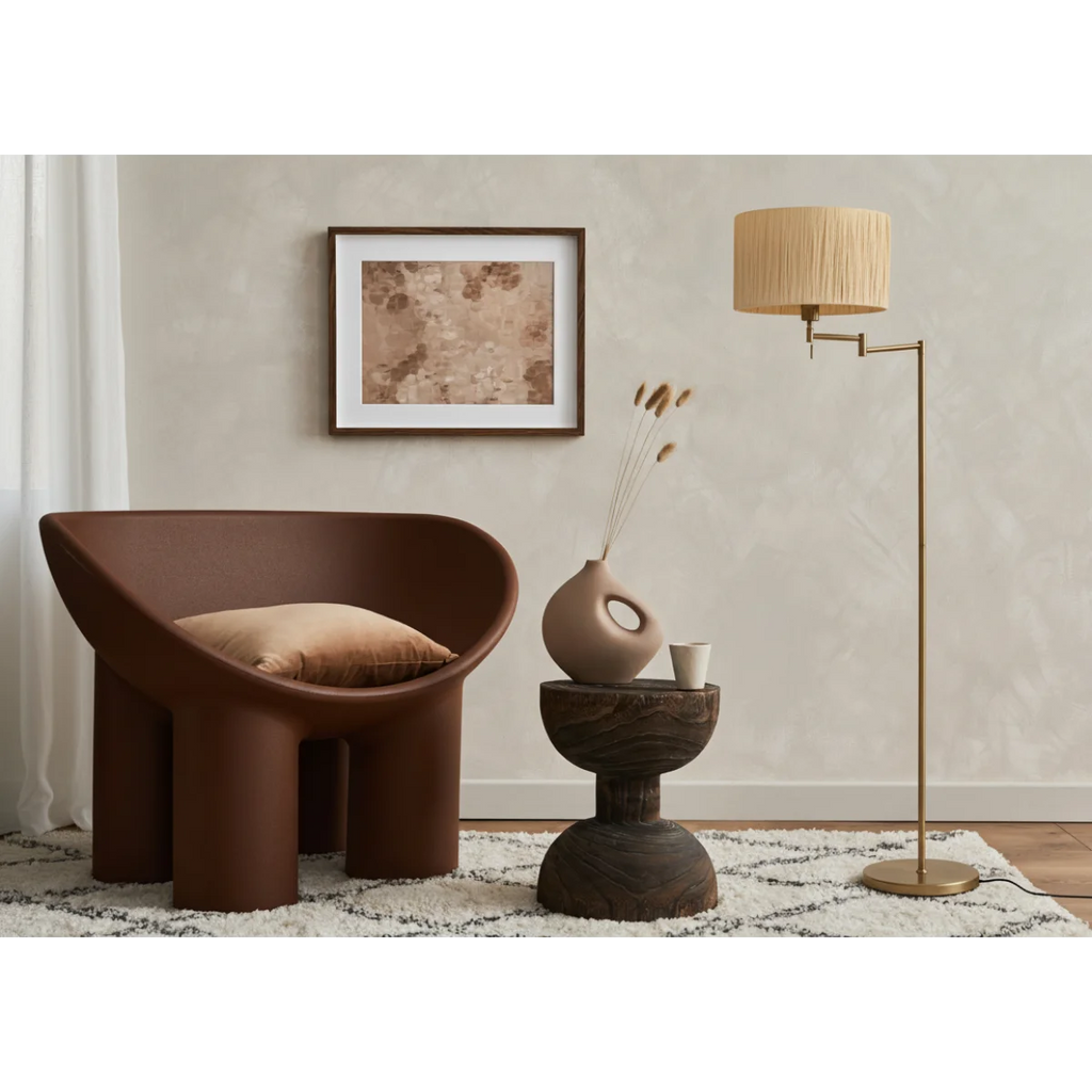 Fauteuil moderne en bois brun avec coussin clair, idéal avec Lampadaire en laiton