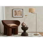 Fauteuil moderne en bois brun avec coussin clair, idéal avec Lampadaire en laiton