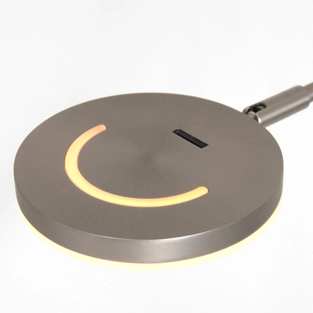 Lampe de sol en métal argenté avec bras articulé et arc lumineux rechargeable