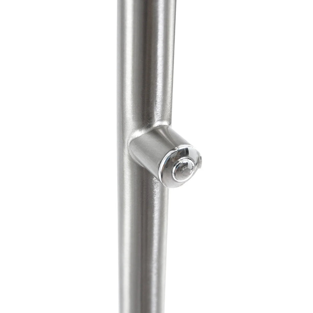 Photo de un poteau en métal brossé avec bouton protrusif pour lampadaire articulé