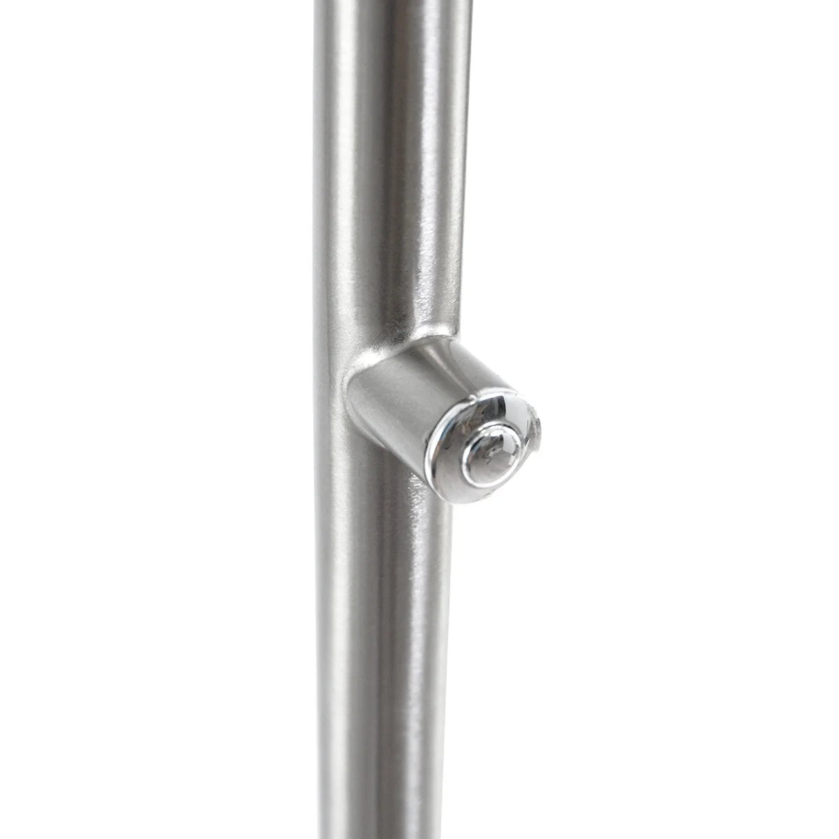 Photo de un poteau en métal brossé avec bouton protrusif pour lampadaire articulé