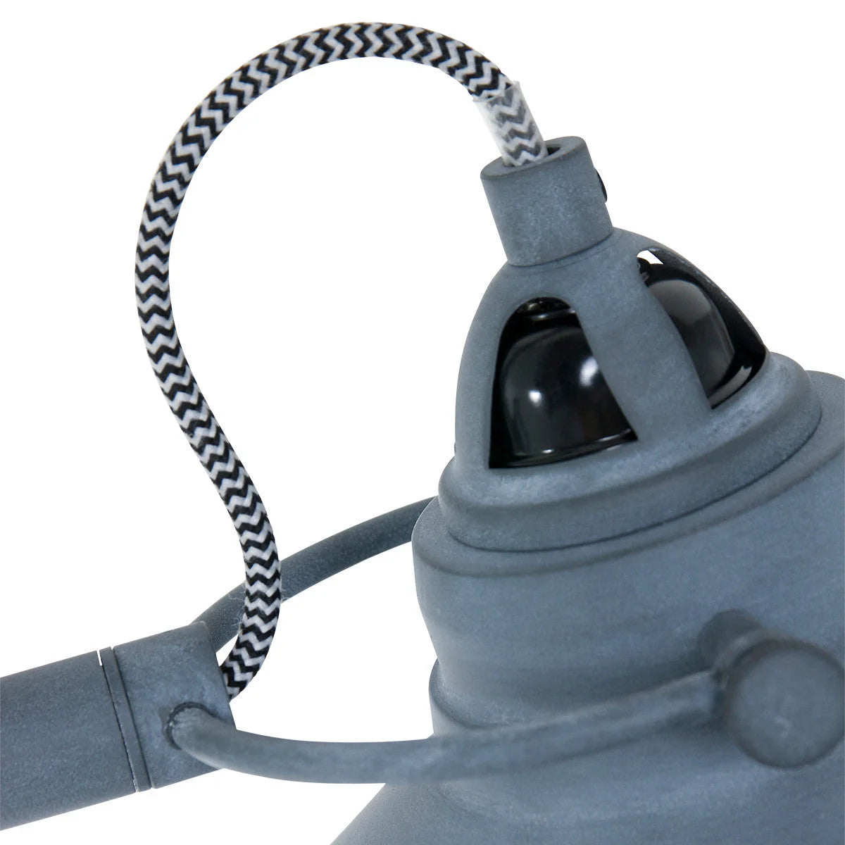 Lampadaire en métal gris avec bras articulé, abat-jour conique et cordon patterné