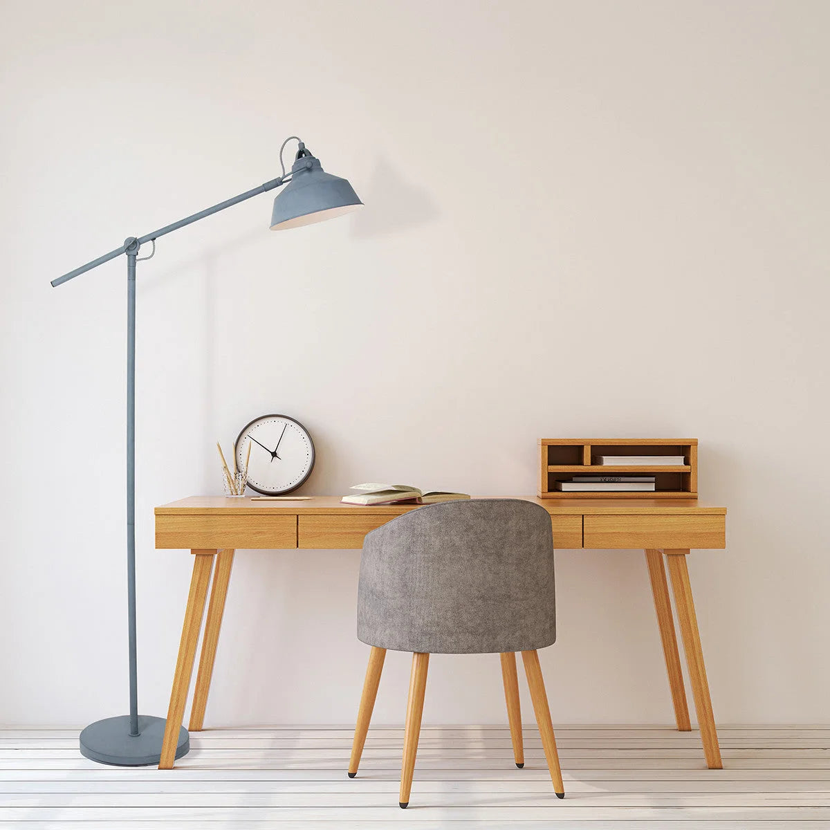 Bureau en bois avec chaise grise pour Lampadaire en métal gris à bras articulé