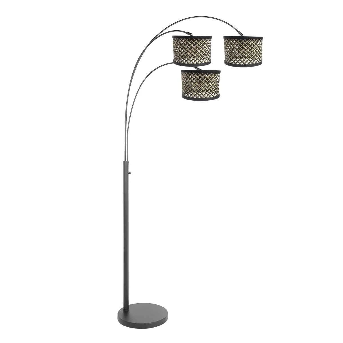 Lampadaire en métal noir avec trois bras courbés et abat-jour en cannage naturel