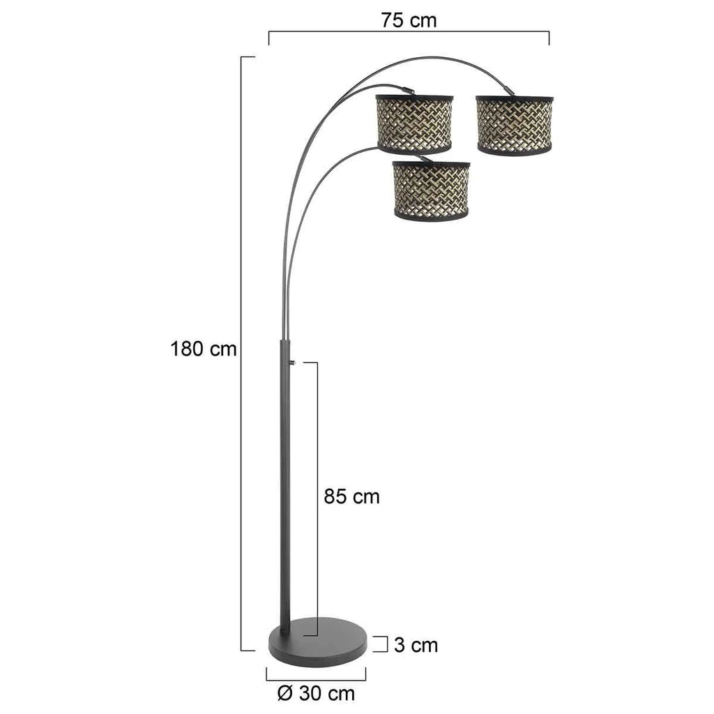 Lampadaire en métal noir avec trois bras courbés et abat-jour en cannage naturel